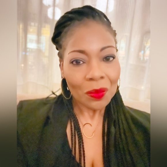 Meet your Posher, Crystal - Picture 2 of 5